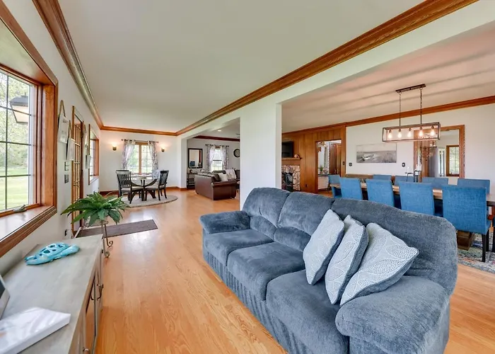 Pistakee Estate W/ Boat Dock & Hot Tub! Ferienhaus