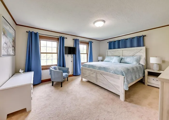 Pistakee Estate W/ Boat Dock & Hot Tub! Johnsburg