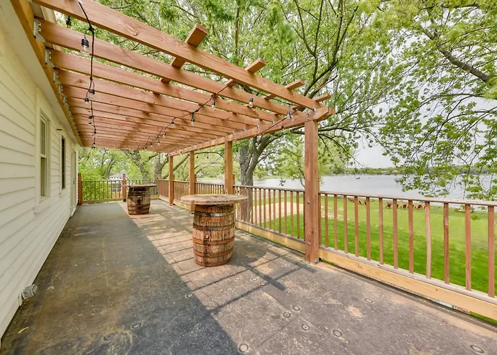 Pistakee Estate W/ Boat Dock & Hot Tub! * Johnsburg