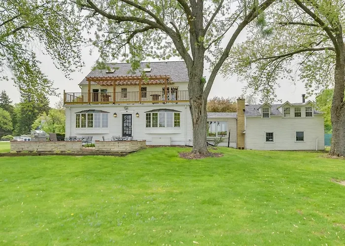 Pistakee Estate W/ Boat Dock & Hot Tub! Ferienhaus