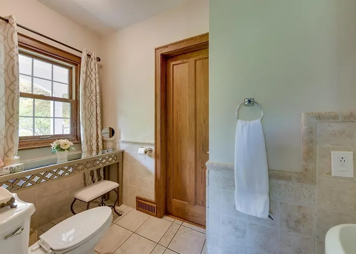 Pistakee Estate W/ Boat Dock & Hot Tub! * Johnsburg