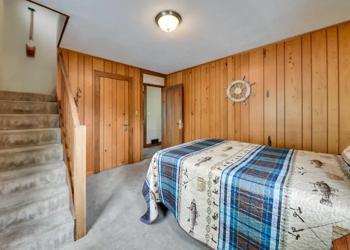 Pistakee Estate W/ Boat Dock & Hot Tub! * Johnsburg