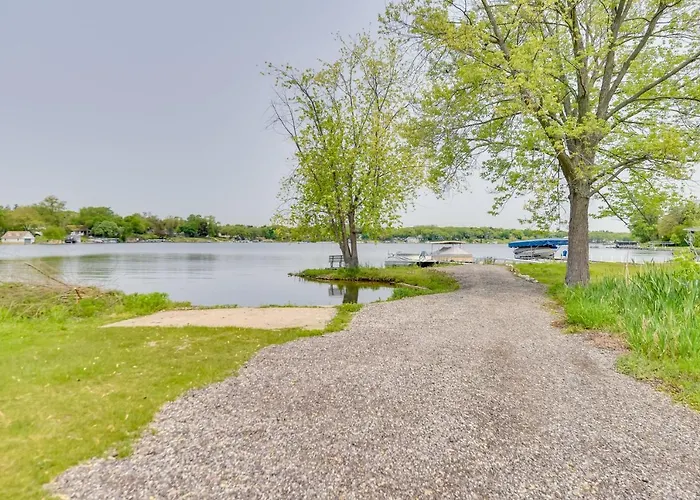 Pistakee Estate W/ Boat Dock & Hot Tub! *