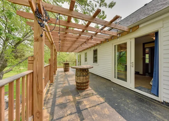 Pistakee Estate W/ Boat Dock & Hot Tub!