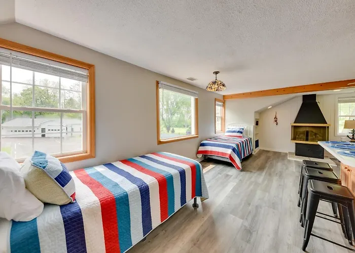 Pistakee Estate W/ Boat Dock & Hot Tub! Johnsburg