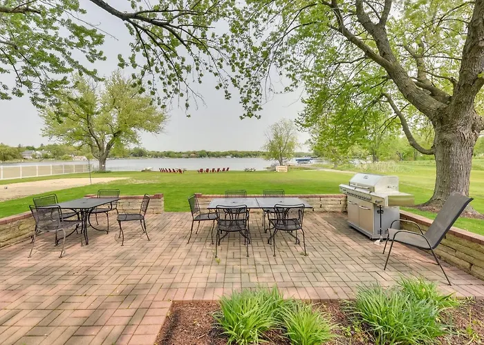 Pistakee Estate W/ Boat Dock & Hot Tub! Ferienhaus